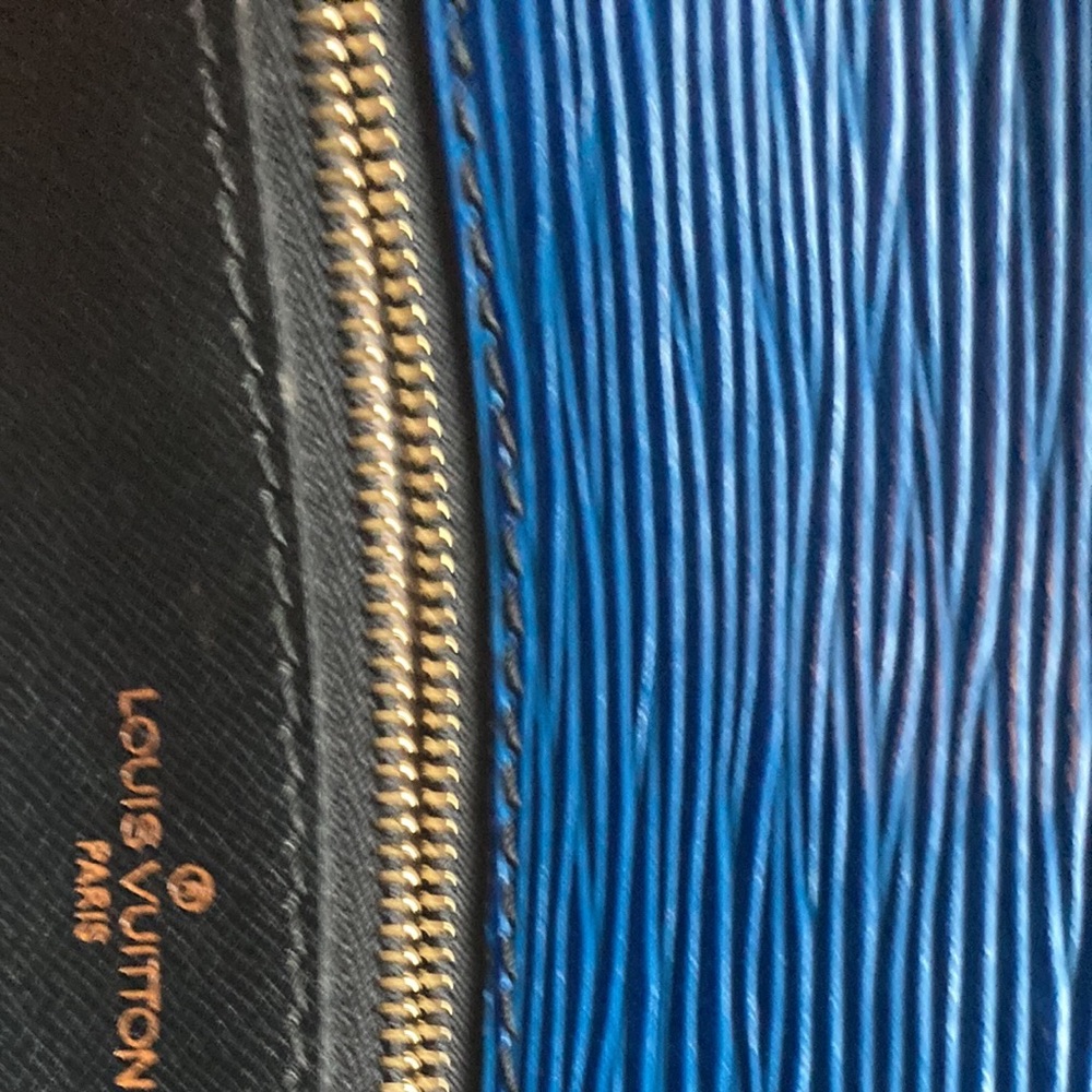 Louis Vitton Epi pretty blue shoulder/crossbody bag. Great condition.